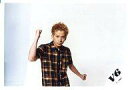 【中古】生写真(ジャニーズ)/アイドル/V6 V6/岡田准一/横型・シャツチェックオレンジ黒・右手グー・背景白/公式生写真(3)