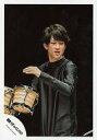 【中古】生写真(ジャニーズ)/アイドル/関ジャニ∞ 関ジャニ∞/横山裕/膝上・衣装黒タイツ・ボンゴ・左手パー・体左向き・目線右下・背景黒/公式生写真