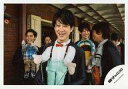 【中古】生写真(ジャニーズ)/アイドル/関ジャニ∞ 関ジャニ∞/横山裕/横型・上半身・衣装黒タイツ・人形・カメラ目線・笑顔・後ろにメンバー・背景レンガ/公式生写真