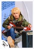 【中古】生写真(ジャニーズ)/アイドル/ジャニーズWEST ジャニーズWEST/藤井流星/膝上・衣装カーキ.茶.白・両手ギター・座り・足組み/17初春 パンフ＆グッズ撮影/公式生写真