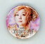 【中古】バッジ・ピンズ(女性) 秋本奈緒美(ジュジュ)/背景ピンク・アップ トレーディング缶バッジ 「舞台 スマイルマーメイド」 390円
