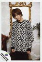 【中古】生写真(ジャニーズ)/アイドル/Love-tune Love-tune/安井謙太郎/膝上・衣装白・黒・ダルメシアン柄・両手下・後ろに鏡・ロゴ「Johnn...