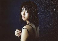 【中古】生写真(乃木坂46)/アイドル/乃木坂46 若月佑美/横型・バストアップ・振り返り・衣装黒・水しぶき・背景黒/舞台「嫌われ松子の一生」会場限定ブロマイドのサムネイル