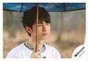 【中古】生写真(ジャニーズ)/アイドル/関ジャニ∞ 関ジャニ∞/大倉忠義/横型・バストアップ・衣装白・右手傘青・右向き・野外/公式生写真
