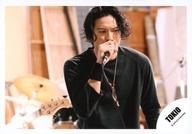 【中古】生写真(ジャニーズ)/アイドル/TOKIO TOKIO/長瀬智也/横型 バストアップ 衣装黒 右手マイク 目線右下/『愛 wanna be with you...』PV＆ジャケ写撮影/公式生写真