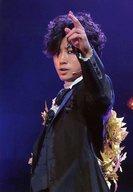 【中古】生写真(男性)/俳優 矢崎広/ライブフォト・衣装黒・左手指2本立て・体左向き・ライト紫・背景青/舞台「歳末明治座る・フェア」ブロマイド