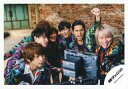 【中古】生写真(ジャニーズ)/アイドル/関ジャニ∞ 関ジャニ∞/集合(7人)/横型・上半身・衣装青紫緑黄オレンジ・目線右下・錦戸左手グー上げ・手前にカメラ/『な...