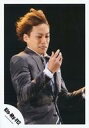 【中古】生写真(ジャニーズ)/アイドル/Kis-My-Ft2 Kis-My-Ft2/千賀健永/上半身・衣装グレー・白・スーツ・ネクタイ・右向き・右手上げ・背景黒...