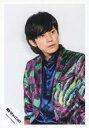 【中古】生写真(ジャニーズ)/アイドル/関ジャニ∞ 関ジャニ∞/渋谷すばる/上半身・衣装紫緑赤黄・シャツ青・体左向き・目線右上・背景白・右寄り/『なぐりがきbe...