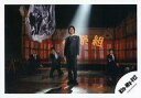 【中古】生写真(ジャニーズ)/アイドル/Kis-My-Ft2 Kis-My-Ft2/集合(4人)/横型・全身・衣装黒・白・スーツ・3人膝立ち・右手上げ・手前に横...