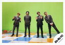 【中古】生写真(ジャニーズ)/アイドル/Kis-My-Ft2 Kis-My-Ft2/集合(4人)/横型・全身・衣装黒・グレー・白・スーツ・ネクタイ・千賀両手ピー...
