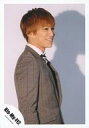 【中古】生写真(ジャニーズ)/アイドル/Kis-My-Ft2 Kis-My-Ft2/千賀健永/上半身・衣装グレー・白・スーツ・ネクタイ・右向き・歯見せ・両手下・...