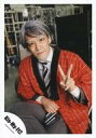 【中古】生写真(ジャニーズ)/アイドル/Kis-My-Ft2 Kis-My-Ft2/千賀健永/膝上・座り・衣装赤・黒・白・ネクタイ・左手ピース・口閉じ/舞祭組「...