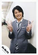 【中古】生写真(ジャニーズ)/アイドル/Kis-My-Ft2 Kis-My-Ft2/横尾渉/膝上・衣装グレー・白・スーツ・ネクタイ・両手ピース・歯見せ・背景白/舞祭組「道しるべ」PV＆ジャケ写撮影/公式生写真