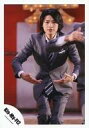 【中古】生写真(ジャニーズ)/アイドル/Kis-My-Ft2 Kis-My-Ft2/横尾渉/膝上・衣装グレー・白・スーツ・ネクタイ・両手上げ・膝曲げ・手前にメン...