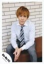 【中古】生写真(ジャニーズ)/アイドル/Kis-My-Ft2 Kis-My-Ft2/千賀健永/膝上・座り・衣装白・グレー・ネクタイ・両手重ね・口閉じ・背景白/舞...