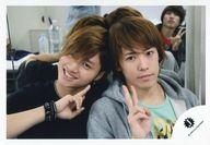 【中古】生写真(ジャニーズ)/アイドル/M.A.D. M.A.D./山本亮太・越岡裕貴/横型・バストアップ・衣装黒・グレー・水色・右手ピース/公式生写真