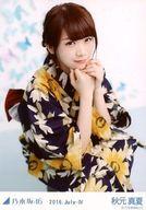 【中古】生写真(乃木坂46)/アイドル/乃木坂46 秋元真夏/浴衣・座り/「2016.July-IV」会場限定生写真