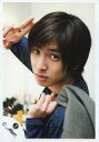 【中古】生写真(ジャニーズ)/アイドル/ジャニーズ ジャニーズ/生田斗真/バストアップ・衣装青・左手グレーのジャケット・右手ピース/公式生写真
