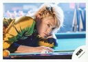 【中古】生写真(ジャニーズ)/アイドル/NEWS NEWS/手越祐也/横型・上半身・うつ伏せ・右手キュー・左肘曲げ・ビリヤード台/「EMMA」PV&ジャケ写撮影オフショット/公式生写真