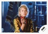 【中古】生写真(ジャニーズ)/アイドル/NEWS NEWS/手越祐也/横型・バストアップ・衣装黄黒・赤・右手ビリヤードの球/「EMMA」PV&ジャケ写撮影オフショット/公式生写真【タイムセール】