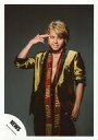 【中古】生写真(ジャニーズ)/アイドル/NEWS NEWS/手越祐也/膝上・衣装黄黒・赤・右手指2本頭・目線右・背景グレー/「EMMA」PV&ジャケ写撮影オフショット/公式生写真