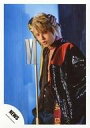 【中古】生写真(ジャニーズ)/アイドル/NEWS NEWS/手越祐也/膝上・衣装黄黒・赤・茶・右手頭・体左向き・「M」のオブジェ・背景青/「EMMA」PV&ジャケ写撮影オフショット/公式生写真