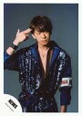 【中古】生写真(ジャニーズ)/アイドル/NEWS NEWS/小山慶一郎/上半身・衣装青・右手指2本頭・目線右・体正面・背景グレー/「EMMA」PV&ジャケ写撮影オフショット/公式生写真【タイムセール】 - ネットショップ駿河屋 楽天市場店