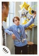 【中古】生写真(ジャニーズ)/アイドル/A.B.C-Z A.B.C-Z/五関晃一/膝上・シャツ青ボーダー・ネクタイ・左手カメラ・右肘付き・目線右上・風船・手前に人/「Reboot!!!」PV＆ジャケ写撮影オフショット/公式生写真