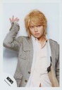 【中古】生写真(ジャニーズ)/アイドル/NEWS NEWS/手越祐也/上半身・衣装白・ベージュ・右手壁・目線右・背景白/「NEWS LIVE TOUR 2015 WHITE」パンフ撮影/公式生写真