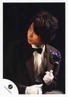 【中古】生写真(ジャニーズ)/アイドル/Travis Japan Travis Japan/梶山朝日/バストアップ・衣装黒白・蝶ネクタイ・手袋・目線左/公式生写真