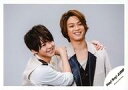 【中古】生写真(ジャニーズ)/アイドル/Hey! Say! JUMP Hey!Say!JUMP/有岡大貴・高木雄也/横型・バストアップ・衣装ベージュ白グレー黒・目線右・有岡高木に抱き付き・背景グレー/「OVER THE TOP」PV&ジャケ写撮影/公式生写真