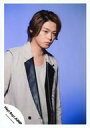 【中古】生写真(ジャニーズ)/アイドル/Hey! Say! JUMP Hey!Say!JUMP/高木雄也/上半身・衣装ベージュグレー黒・体右向き・顔下向き・目線右下・左寄り・背景青紫/「OVER THE TOP」PV&ジャケ写撮影/公式生写真