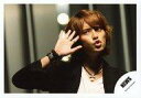 【中古】生写真(ジャニーズ)/アイドル/NEWS NEWS/手越祐也/横型・バストアップ・衣装黒 白・右手パー・目線左・口すぼめ/公式生写真
