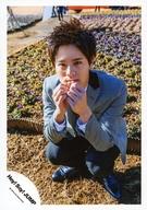 【中古】生写真(ジャニーズ)/アイドル/Hey! Say! JUMP Hey!Say!JUMP/岡本圭人/全身・しゃがみ・衣装グレー白黒・両手合わせ顔・後ろに花壇/「Funky Time」PV&ジャケ写撮影/公式生写真