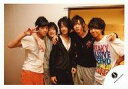 【中古】生写真(ジャニーズ)/アイドル/ジャニーズJr. ジャニーズJr./集合(5人)/横型・膝上・衣装白黒グレー・右手ピース・肩組み/公式生写真