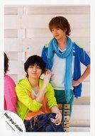 【中古】生写真(ジャニーズ)/アイドル/Hey!Say!JUMP Hey!Say!JUMP/伊野尾慧・有岡大貴/膝上・伊野尾座り・衣装緑・青・白・オレンジ・ストール・目線左・有岡左手腰・有岡左手伊野尾右手重ね・背景白/公式生写真