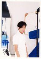 【中古】生写真(ジャニーズ)/アイドル/SMAP SMAP/稲垣吾郎/上半身・衣装白・両手下・目線右/公式生写真