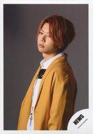 【中古】生写真(ジャニーズ)/アイドル/NEWS NEWS/増田貴久/上半身・体左向き・白黒黄色衣装/17春コンサートパンフ＆グッズ撮影オフショット/公式生写真