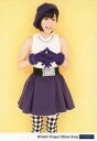 【中古】生写真(ハロプロ)/アイドル/Juice=Juice Juice=Juice/宮本佳林/膝上・衣装白紫・両手組み・帽子・手袋・背景黄/公式生写真