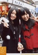 【中古】生写真(AKB48・SKE48)/アイドル/SKE48 矢方美紀/膝上・コート赤黒・手繋ぎ・ピース・「浅草・横浜旅行 オフショット」/公式生写真