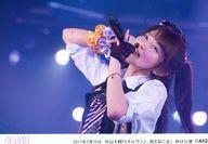 【中古】生写真(AKB48・SKE48)/アイドル/AKB48 AKB48/大西桃香/ライブフォト・横型・上半身・2017年2月28日 外山大輔公演「ミネルヴァよ、風を起こせ!」初日公演・右腕にオレンジと紫のシュシュ・左手にマイク/AKB48劇場公演初日ステージ写真