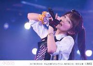 【中古】生写真(AKB48・SKE48)/アイドル/AKB48 AKB48/大西桃香/ライブフォト・横型・上半身・2017年2月28日 外山大輔公演「ミネルヴァよ、風を起こせ!」初日公演・右腕にオレンジと紫のシュシュ・左手にマイク・2Lサイズ/AKB48劇場公演初日ステージ写真