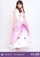 【中古】生写真(乃木坂46)/アイドル/乃木坂46 秋元真夏/全身・紅白衣装4/「2017.March-III」 WebShop 限定ランダム生写真
