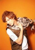 【中古】生写真(男性)/俳優 小谷嘉一/上半身・衣装茶.白・ストール・右手首元・左手広げ・体傾け右向き・顔左向き・目線正面・背景オレンジ/中村誠治郎&小谷嘉一 仲良しトークライブ 会場限定物販生写真