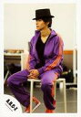 【中古】生写真(ジャニーズ)/アイドル/A.B.C-Z A.B.C-Z/戸塚祥太/全身・座り・衣装紫・インナー黒・ボトムス紫・両手合わせ・黒帽子・目線左/公式生写真