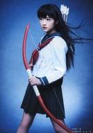 【中古】生写真(乃木坂46)/アイドル/乃木坂46 若月佑美(日暮かごめ)/膝上・衣装白・左手弓・目線左・背景青・キャラクターショット/舞台「犬夜叉」ブロマイドのサムネイル