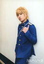 【中古】生写真(ジャニーズ)/アイドル/NEWS NEWS/手越祐也/膝上・衣装青・左手親指立て・寄りかかり/NEWS LIVE TOUR 2017 NEVERLAND