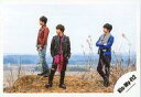 【中古】生写真(ジャニーズ)/アイドル/Kis-My-Ft2 Kis-My-Ft2/集合(3人)/横型・全身・中央北山・玉森が腕組み/17夏 コンサートパンフ＆グッツ撮影オフショット/公式生写真