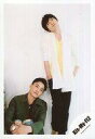 【中古】生写真(ジャニーズ)/アイドル/Kis-My-Ft2 Kis-My-Ft2/玉森裕太・二階堂高嗣/膝上・二階堂が座り・玉森が両手ポケット/17夏 コンサートパンフ&グッツ撮影オフショット/公式生写真(3)